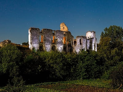 На вершині пагорба стоїть Сидорівський замок, який схожий на корабель з парусами. Твердиня оточена з усіх трьох сторін водами річки Сухостав, створюючи мальовничу картину.