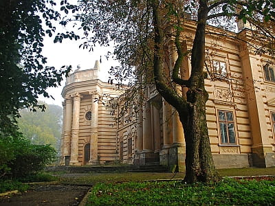 Палац графа Бадені - памʼятка архітектури місцевого значення збудована в 1906 році в стилі ренесанс.