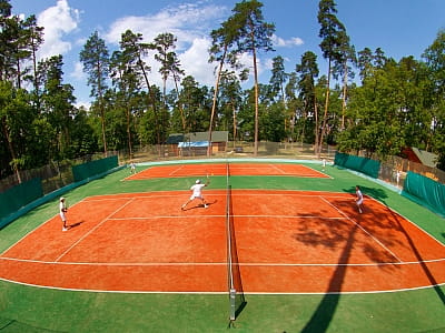 Тенісний корт. Заміський комплекс Sakramento Family Club (Сакраменто Фемілі Клаб).