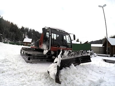 Ратрак на гірськолижних схилах в селищі "Ворохта" 