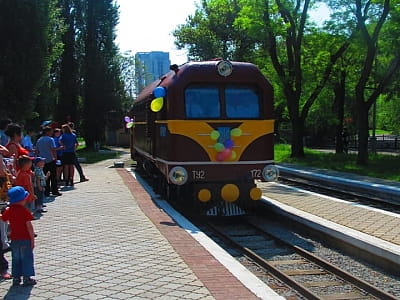 Дніпровська залізниця дає змогу здобути глибокі знання щодо специфіки організації, устрою, експлуатації відповідного виду транспорту, а також спробувати себе в ролі машиніста поїзда, провідника вагона, механіка тощо. 