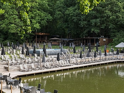 Пляж на ставку в заміському комплексі "ХАРАКТЕР park" в селі Крюківщина