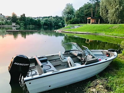 Прогулянка на катері в заміському комплексі "ХАРАКТЕР park" в селі Крюківщина