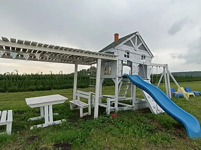 Дитячий майданчик в парку «Казкові Поля» в селі Стрілки, Львівська область 