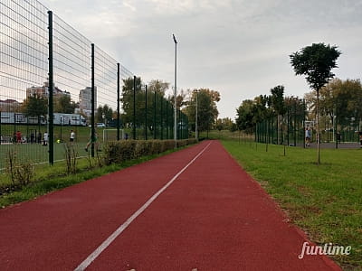 Бігові доріжки в парку «Наталка» в Оболонському районі Києва. 