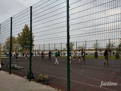 Поле для гри у волейбол і баскетбол у парку «Наталка» в Оболонському районі Києва. 