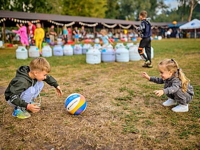 Заміський комплекс в 25 кілометрах від Києва з басейнами, страусиною фермою, зоопарком, зоною для дітей з аніматорами та іншим