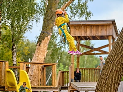 спуск зіп-лайн в заміському комплексі Сімейний Екопарк Ясногородка