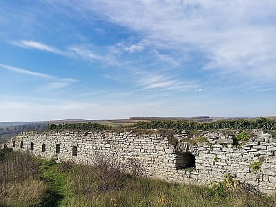 Сатанівський замок, знаходиться у північній частині селища Сатанів на кряжі біля річки Збруч, є визначною архітектурною пам'яткою та містобудування національного значення в Україні.