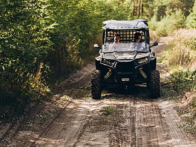 Прогулянка на баггі екопарком Dereville, унікального куточка природи на 380 гектарах у серці Міжріченського національного парку.