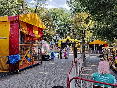 Парк атракціонів в центральному парку культури та відпочинку імені Т.Г.Шевченка