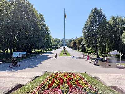 Парк Сопільче, відомий раніше як Топільче, є однією з найвизначніших і улюблених зелених зон Тернополя. Його історія сягає середньовіччя, коли на цьому місці розташовувалося давньоруське поселення. Сьогодні це місце є осередком відпочинку, рекреації та ку