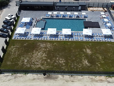 Відкритий басейн в пляжному комплексі Gray Pool & Club