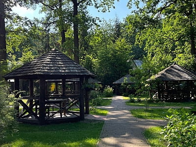 Альтанки в заміському комплексі Древній Град біля Львова