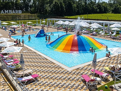 Басейн пляжного комплексу RUMBAMBAR Swim & Dance Club в заміському комплексі Древній Град біля Львова