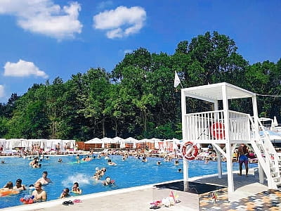 Басейн пляжного комплексу RUMBAMBAR Swim & Dance Club в заміському комплексі Древній Град біля Львова