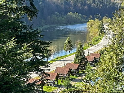 На березі річки Стрий, за 6 км від курортного містечка Східниця, розташований заміський комплекс "Осоння Карпати". Це місце, де природа Карпат розгортає свої обійми, пропонуючи незабутній відпочинок серед гірських краєвидів і чистого повітря. 