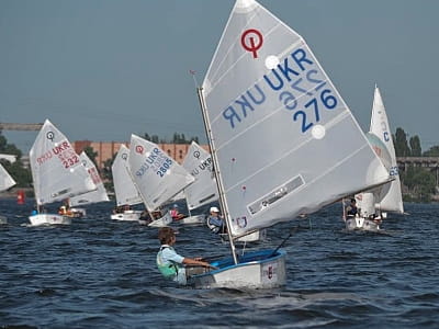 Вітрильний човен в комплексі SIRKA CAMP в Львівській області