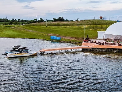 комплекс SIRKA CAMP біля Львова з пляжами, водними розвагами, комфортним проживанням та смачною кухнею. Ідеальне місце для релаксу та активного відпочинку.