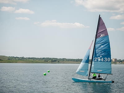 прогулянка на пусній яхті в комплексі SIRKA CAMP в Львівській області