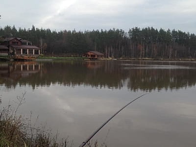 Рибалка в заміському комплексі «Чарівне озеро» біля Коростишева