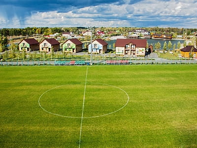 Поле для гри в футбол у комплексі відпочинку «Olympic Village» на околиці Києва. 