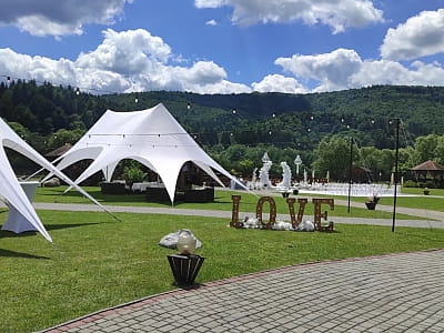 Літня тераса ресторана в заміському комплексі "TAOR Karpaty Resort & Spa" в Львівській області