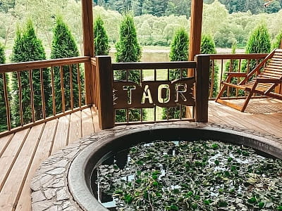 Гарячий чан в заміському комплексі "TAOR Karpaty Resort & Spa" в Львівській області