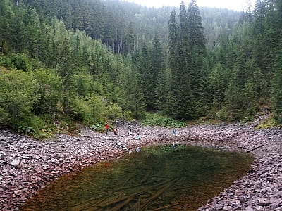 Озеро Росохан в Карпатах – унікальне місце для усамітнення та милування неймовірними пейзажами. Відпочинок серед гір, чиста вода і краєвиди.