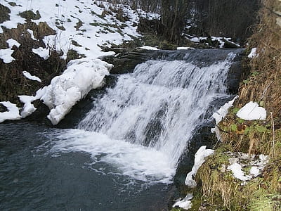 Водоспад Гуркало Липівське (Гуркало Липівський) - це маловідоме, але чарівне природне явище, розташоване в селі Липа, Івано-Франківської області. 