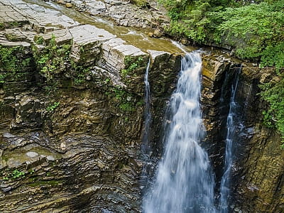 Манявський водоспад - його висота сягає 20 метрів, і це робить його одним із найвищих водоспадів у регіоні. 