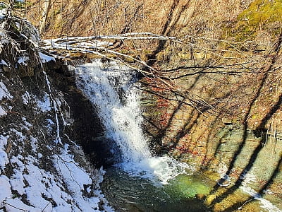 Відвідайте водоспад Підступи Верхній у Сколівських Бескидах, насолоджуйтесь мальовничими каскадами, фото можливостями та природною красою Карпат.