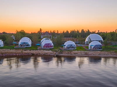 Заміський купольний комплекс ecoSpace Sea на березі Київського моря у селі Толокунь Київської області.