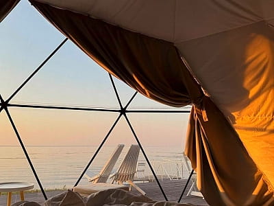 Глемпінг ecoSpace Sea Glamping пропонує екологічний відпочинок на березі Київського моря серед природних пейзажів із затишком та стилем.