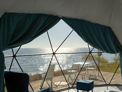 Глемпінг ecoSpace Sea Glamping пропонує екологічний відпочинок на березі Київського моря серед природних пейзажів із затишком та стилем.