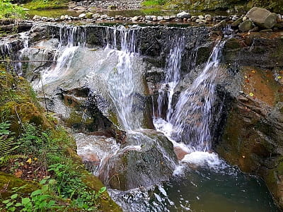 Водоспад Ковбер у селі Розтоки відкриває каскад "Буковинських водоспадів". Природна пам'ятка Карпат з унікальною історією та мальовничими краєвидами.