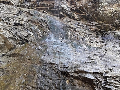 Верхній Гук - мальовничий водоспад на струмку Смугарів