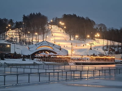 "Emily Ski" – сучасний гірськолижний комплекс біля Львова з трасами для всіх рівнів, орендою спорядження, харчуванням, проживанням та зимовими розвагами.