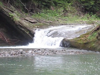 Відвідайте Шепітський Гук Малий - мальовничий водоспад у Карпатах. Маловідома локація з казковими краєвидами для відпочинку та фото.