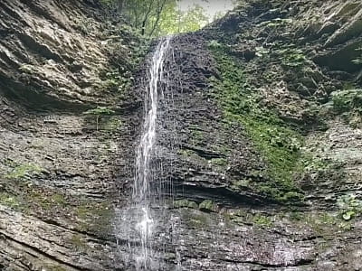 Водоспад Скрунтар – мальовничий куточок Карпат, висотою 8-9 м. Розташований у Ґорґанах, поблизу села Закерничне, чарує в будь-яку пору року.