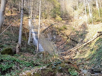 Водоспад Жолоб у Карпатах - мальовничий природний об’єкт висотою 12 м. Розташований у селі Яворів, він вражає красою та затишком серед гір.