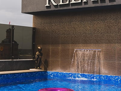літня тераса "Relax Space Terrace" з відкритим басейном на 9 поверсі готелю “Франція”. 