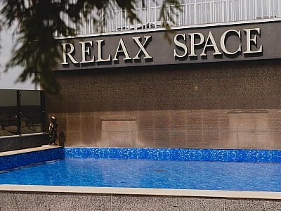 літня тераса "Relax Space Terrace" з відкритим басейном на 9 поверсі готелю “Франція”. 