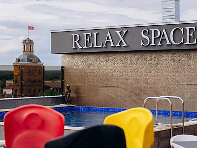 літня тераса "Relax Space Terrace" з відкритим басейном на 9 поверсі готелю “Франція”. 
