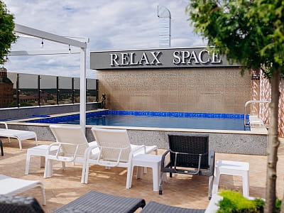 літня тераса "Relax Space Terrace" з відкритим басейном на 9 поверсі готелю “Франція”. 
