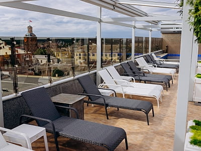 літня тераса "Relax Space Terrace" з відкритим басейном на 9 поверсі готелю “Франція”. 