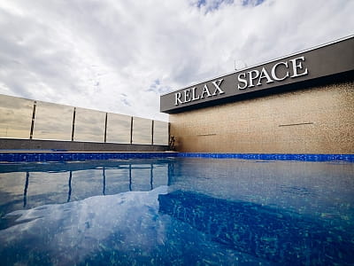 літня тераса "Relax Space Terrace" з відкритим басейном на 9 поверсі готелю “Франція”. 