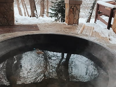 У заміському комплексі «Лани» відчуйте справжній релакс у карпатському чані на дровах. 