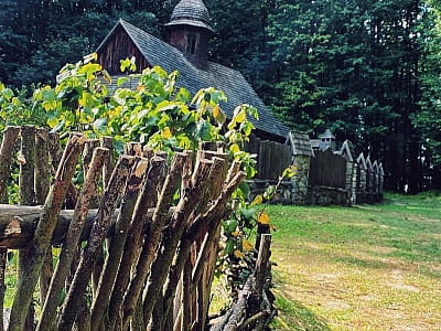 дерев’яна церква поч. ХХ ст. зі с. Поплавники в музеї народної архітектури та побуту Прикарпаття в Крилосі