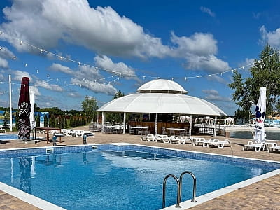 Відкритий літній басейн в заміському комплексі відпочинку Palma Club Resort біля Вінниці 